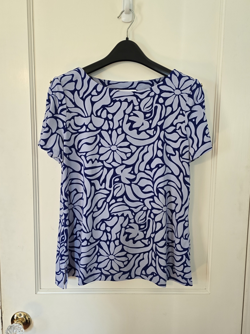 Liz Claiborne Blue and White Floral Short Sleeve Top